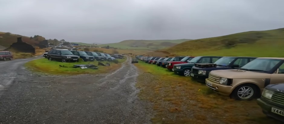 PRAVO GROBLJE RENDŽ ROVERA Neverovatan prizor napuštenih automobila - vrede na stotine hiljada (VIDEO)