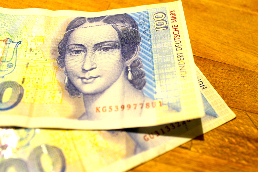 AKO VAM JE OSTALA ČUVENA STOTKA, U PLUSU STE Više od 12 milijardi maraka čekaju da budu zamenjene u evro