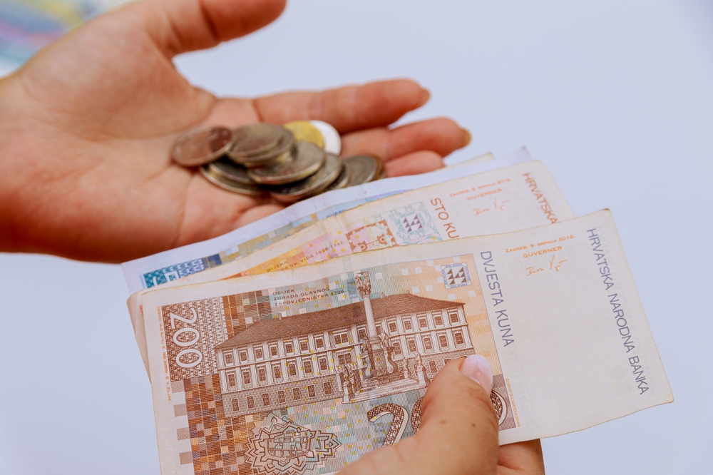SKORO SVI EVRI RASPRODATI Hrvati menjaju kune, redovi ispred menjačnica