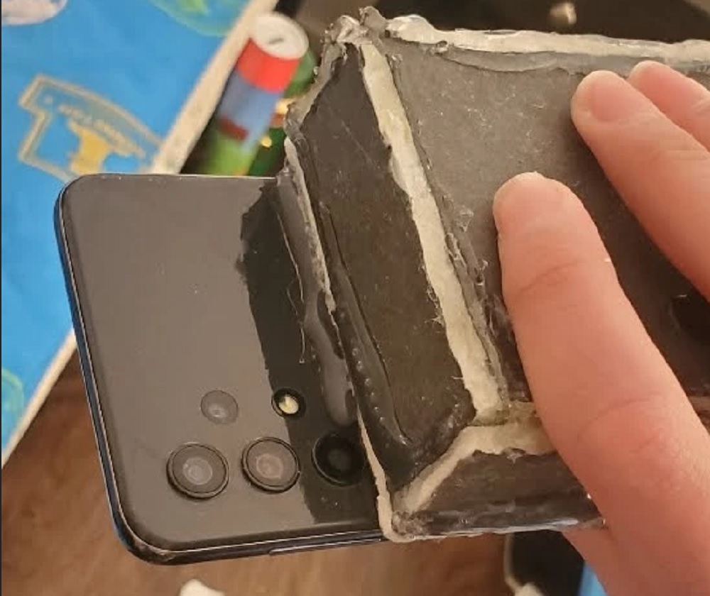 TELEFON CIGLA - BUKVALNO Napravio je bateriju koja traje više od 7 dana, samo da mu ne padne na nogu... (FOTO)