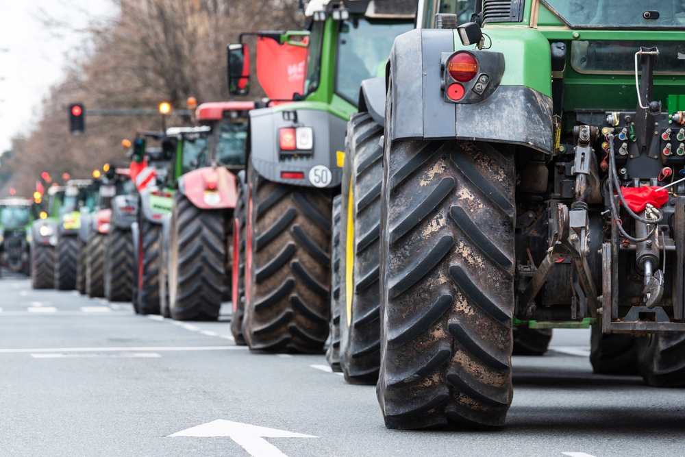 90 KONJSKIH SNAGA, 12 BRZINA Kakva mašina - na njive stiže domaći traktor, pravo čudo srpskih inženjera (VIDEO)