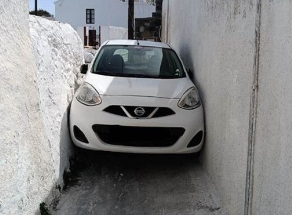 LOŠ VOZAČ, A I TURISTA Zaglavio se u uskoj ulici na grčkom ostrvu - sledeći potez mu je bio još gori (FOTO)