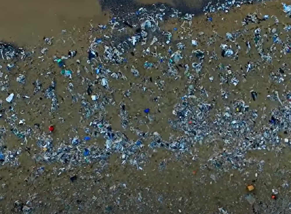 UPRLJANI RAJ Najlepše grčko ostrvo ima i najprljaviju plažu, punu smeća - i nisu oni krivi (VIDEO)