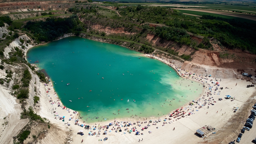 GDE JE OVO, NA KARIBIMA? Ma kakvi - jezero iz bajke, nestvarno lepo, na sat vremena od Beograda (VIDEO)