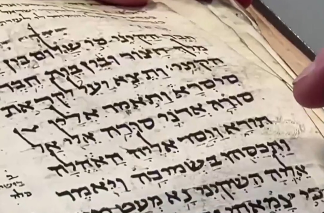 NAJSKUPLJI SPIS NA SVETU Hebrejska biblija prodata je za neverovatnu sumu, a zatim je poklonjena