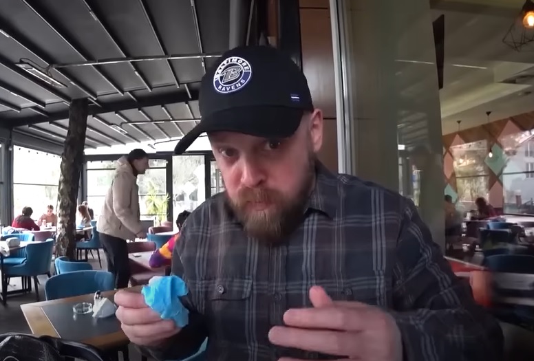 JEO JE SRPSKO PEČENJE I PUSTIO SUZU Englez ne veruje - „Probajte, pre nego što umrete”! (VIDEO)