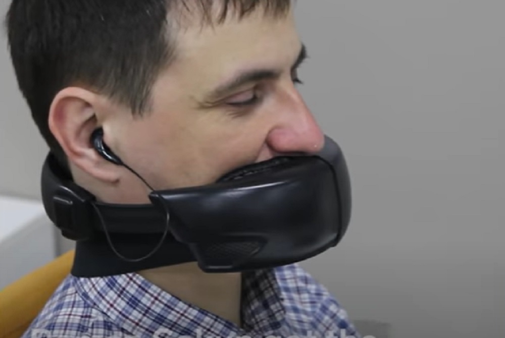 SMETAJU VAM BRBLJIVCI? Evo rešenja - maska koja prigušuje telefonski razgovor (VIDEO)