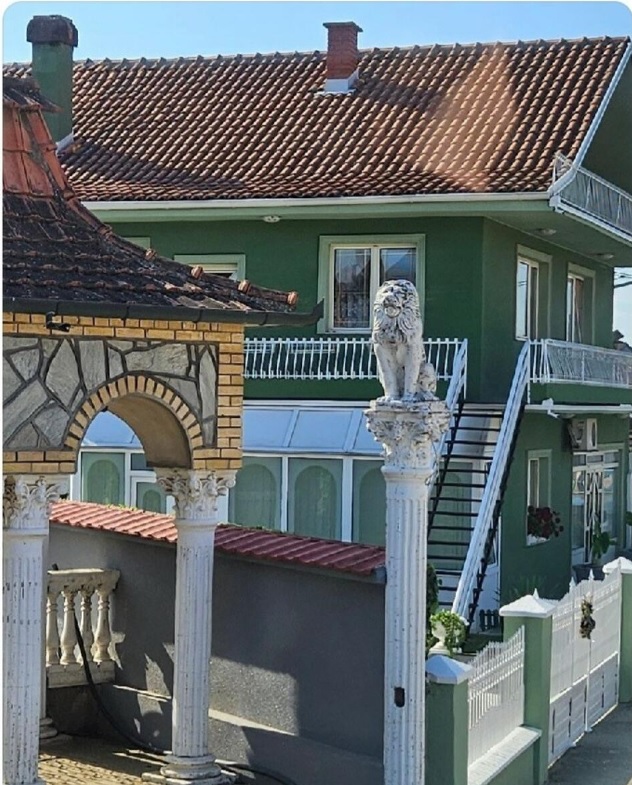 KUĆA KOJA SE NE VIĐA SVAKI DAN Osvanula fotografija, svi nagađaju gde bi mogla da bude, a komentari pljušte