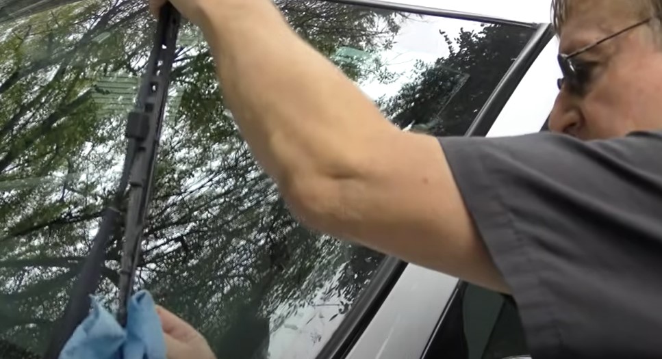 ZABORAVITE NA ŠKRIPU BRISAČA Sredstvo od samo 300 dinara zauvek rešava problem na šoferšajbni (VIDEO)