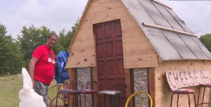 NEMA STRUJE, NI FRIŽIDERA Gorštak Rajko živi u divljini, turisti ga redovno posećuju, i biznis mu cveta
