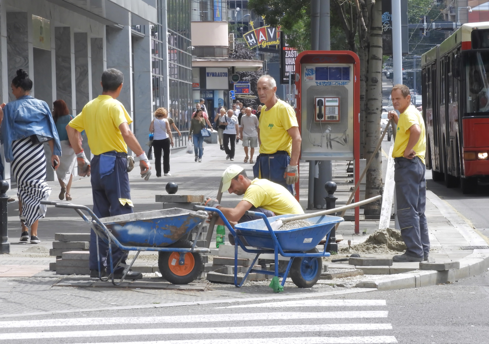 PLATE OD 150.000 DO 350.000 DINARA Poslodavci traže radnika više, malo njih hoće da radi - zanati polako postaju mit