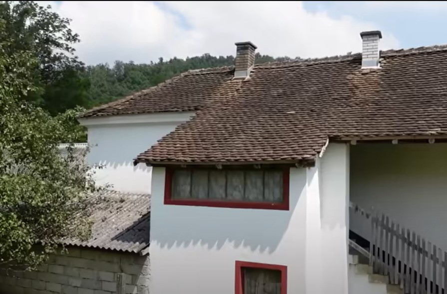 80 KVADRATA KUĆE, VELIKO DVORIŠTE ZA 14.000 EVRA Vlasnica prodaje svoju nekretnine u Banatu, ali ima zanimljiv zahtev