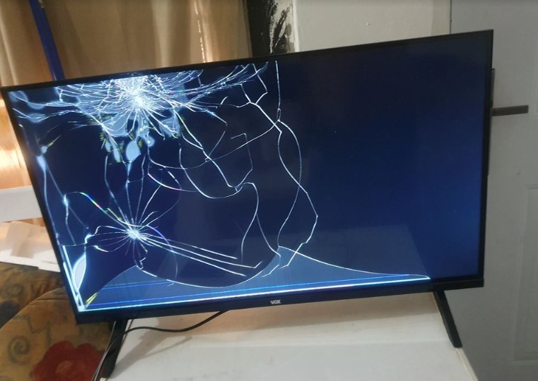 Kupio televizor, slomio ga posle sat vremena - sad ga prodaje upola cene (FOTO)