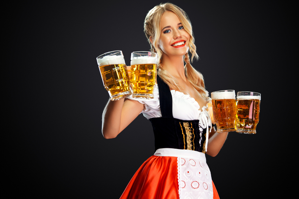 "NJU TREBA OŽENITI!" Konobarica sa Oktoberfesta je totalni hit na Internetu (VIDEO)