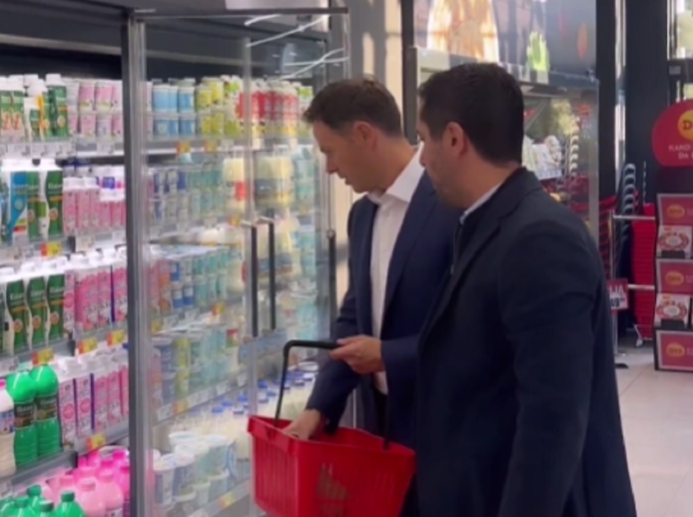 CRNO NA BELO Siniša Mali kupuje proizvode sa sniženom cenom (VIDEO)
