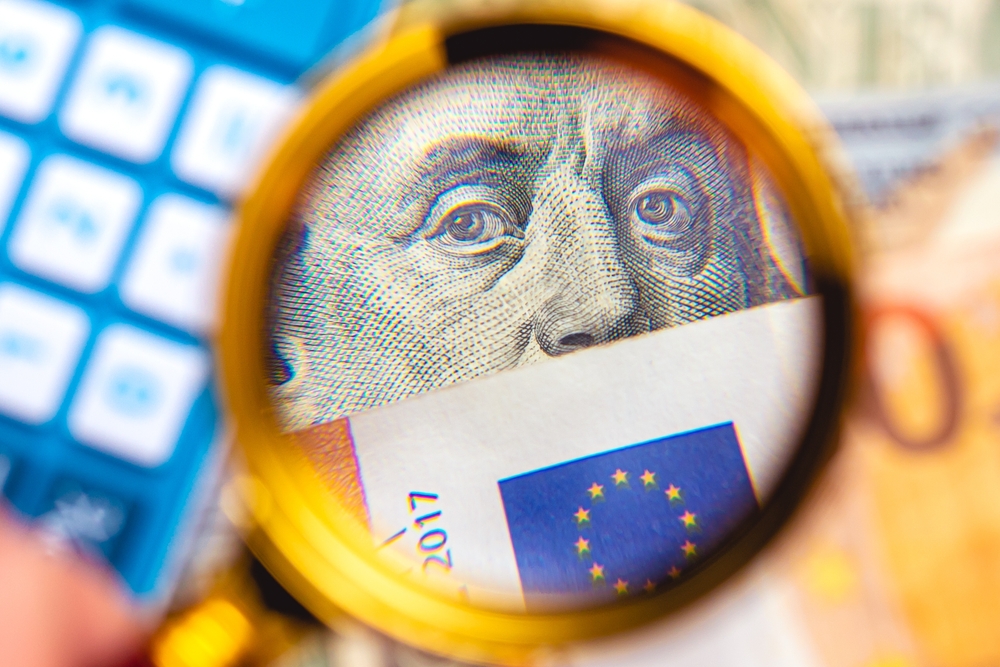 RAZLIKA OD SAMO PAR DINARA Slika iz srpskih menjačnica - dolar se približio evru