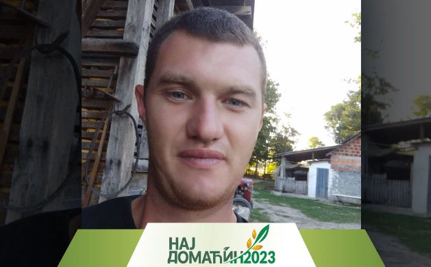 Dejan s roditeljima obrađuje domaćinstvo, ali i 30 hektara koje zakupljuje - "Komšija se nađe komšiji kad zatreba"