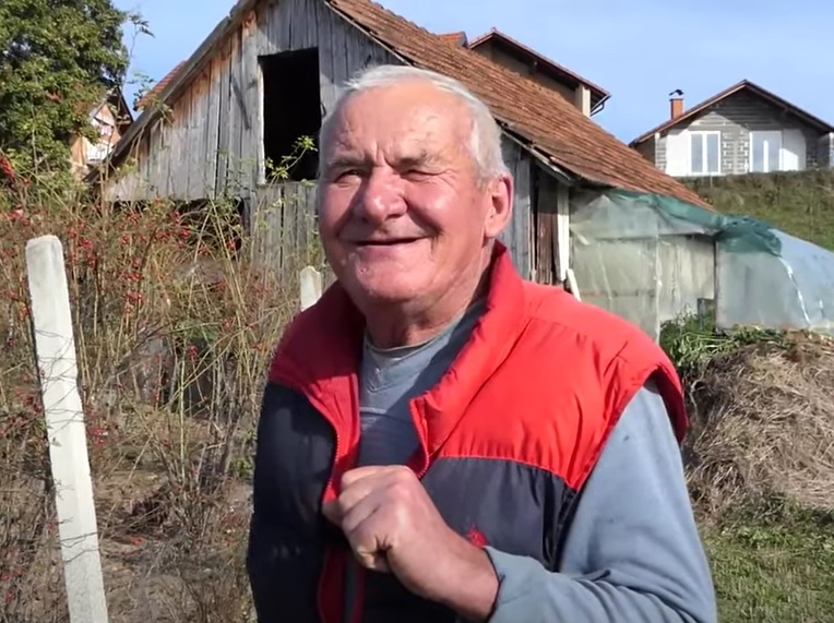 KAD BIH TI REKAO KOL’KA JE ZARADA..." Salih ima 72 godine i od jednog žbuna zarađuje vrhunski