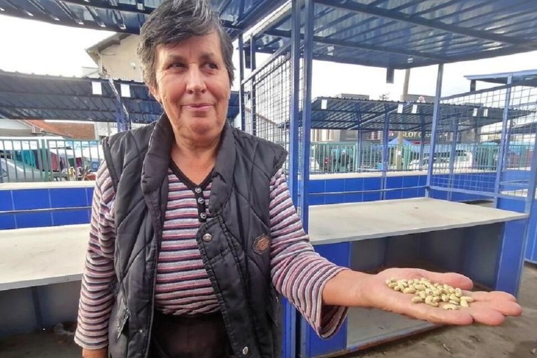SKUPLJE OD MESA, ALI VREDI SVAKE PARE Na pijaci u Bogatiću Rada prodaje zaboravljenu sortu