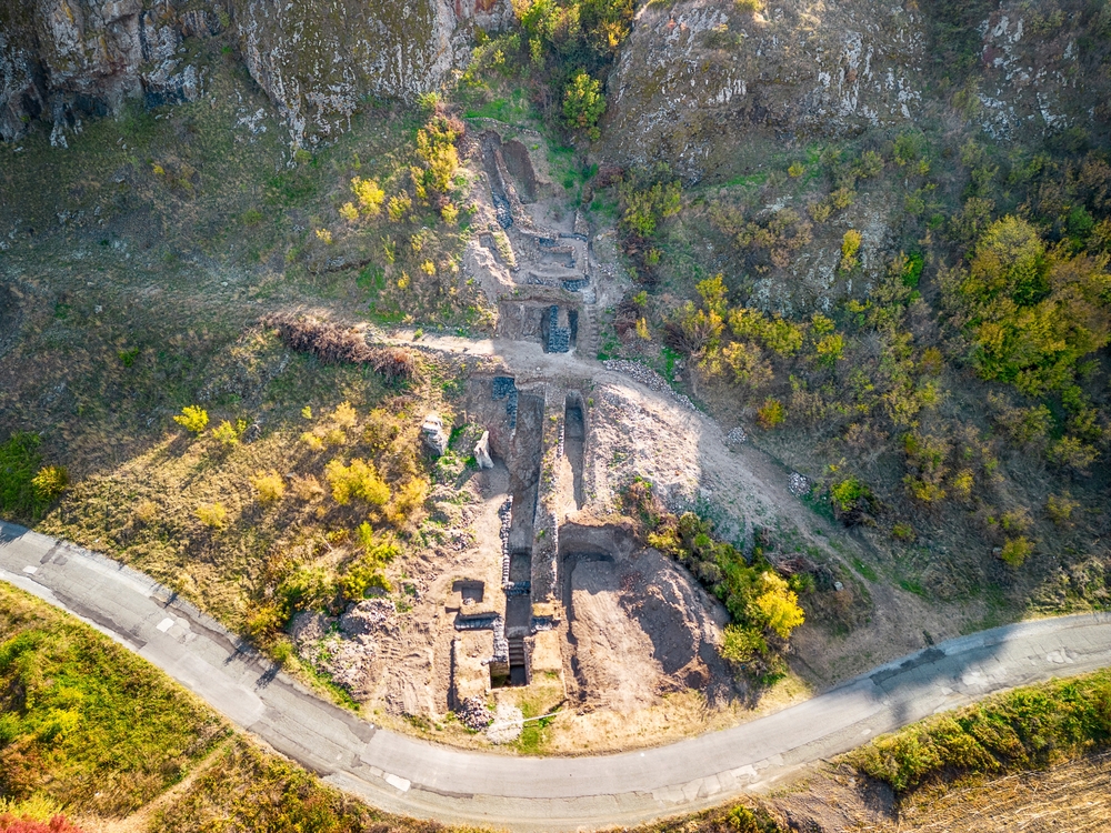 TU JE PRONAĐEN I NOVČIĆ KRALJA MILUTINA Na komšijskoj tvrđavi se krije pravo blago ispod zemlje