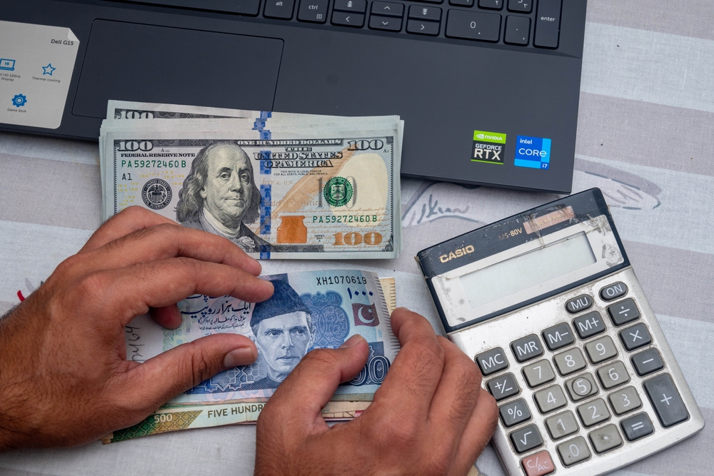 NI BLIZU DOLARA, NI EVRA Ni ne pretpostavljate koja je trenutno najuspešnija valuta na svetu