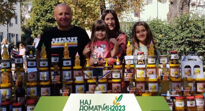 NASTAVILA PORODIČNU TRADICIJU Umesto grada, Dana je izabrala planinu Povlen gde pravi med i rakiju