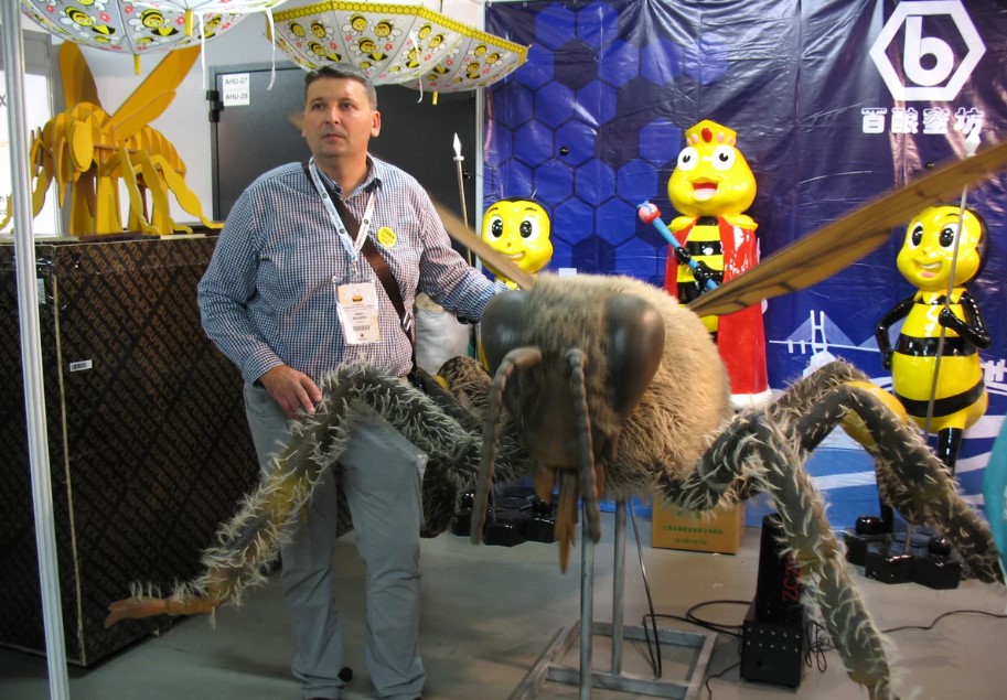 Dejan iz sela Drmno ima 800 pčelinjih društava i ponosan je na sina koji nastavlja tradiciju