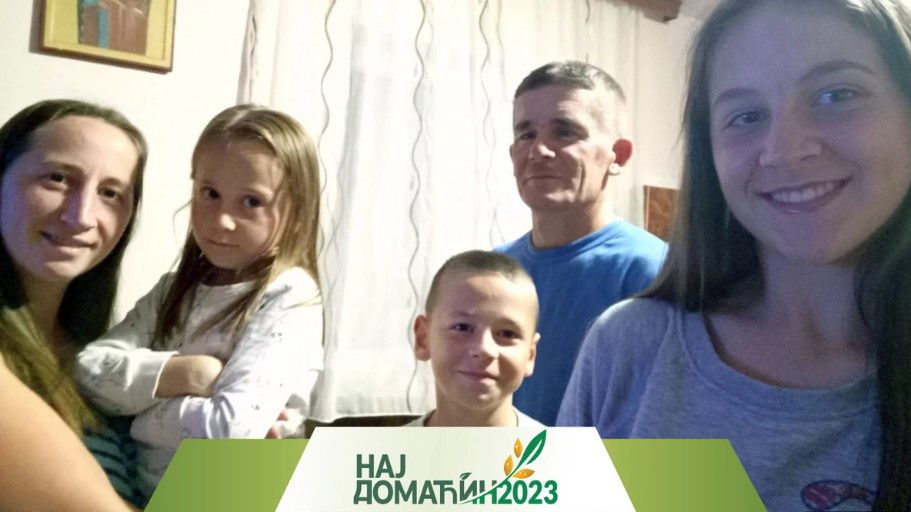 "Mnogo kiše, pa onda suša, to je nama malinarima najveća muka" - kaže Mlađen iz sela Luke