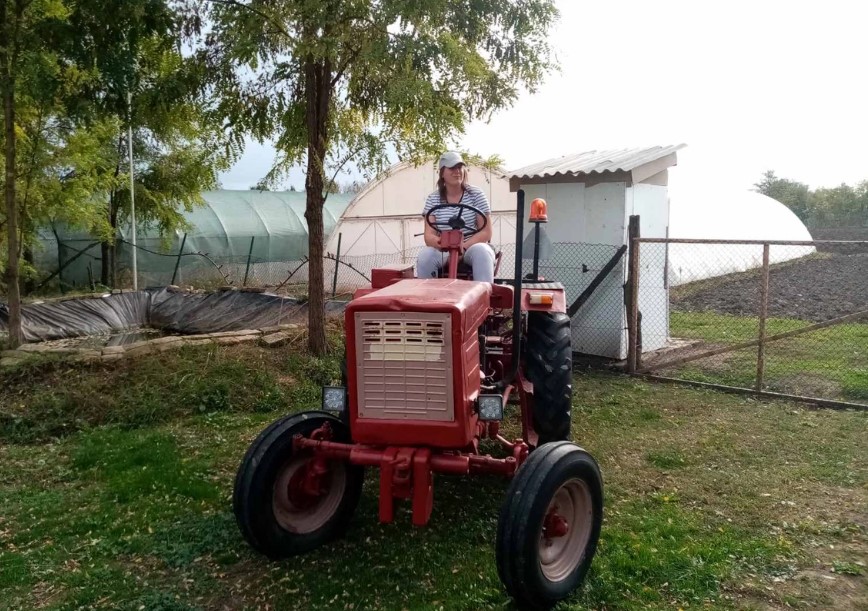 Nevena je medicinski vaspitač, ali ju je ljubav prema poljoprivredi navela da se potpuno posveti životu na selu