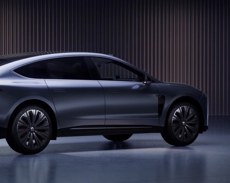 SUPERLUKSUZNI ADUT IZ KINE Veoma moćan automobil, cilj je - udariti na Mercedes! (VIDEO)