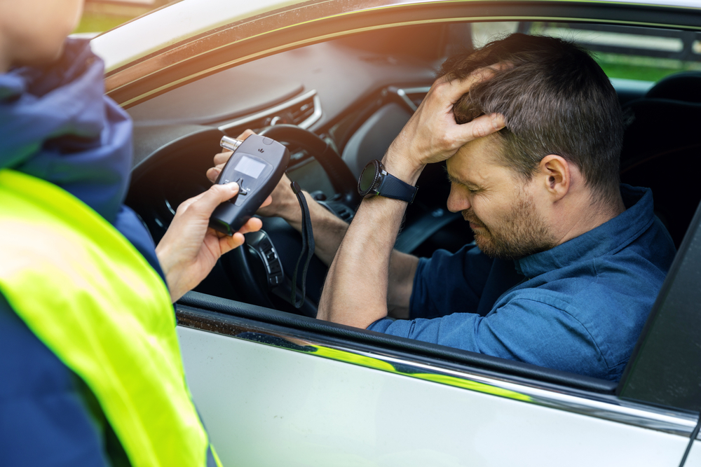 KAKVA CRNA TEHNOLOGIJA! Postoje automobili koji pijanim vozačima ne daju da krenu, međutim ovi policajci buše gume (VIDEO)