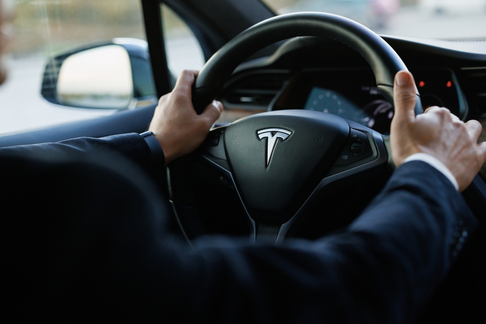 OVO JE VEĆ UDARAC ZA KOMPANIJU Tesla prinuđena da povuče dva miliona automobila, razlog je vrlo opasan
