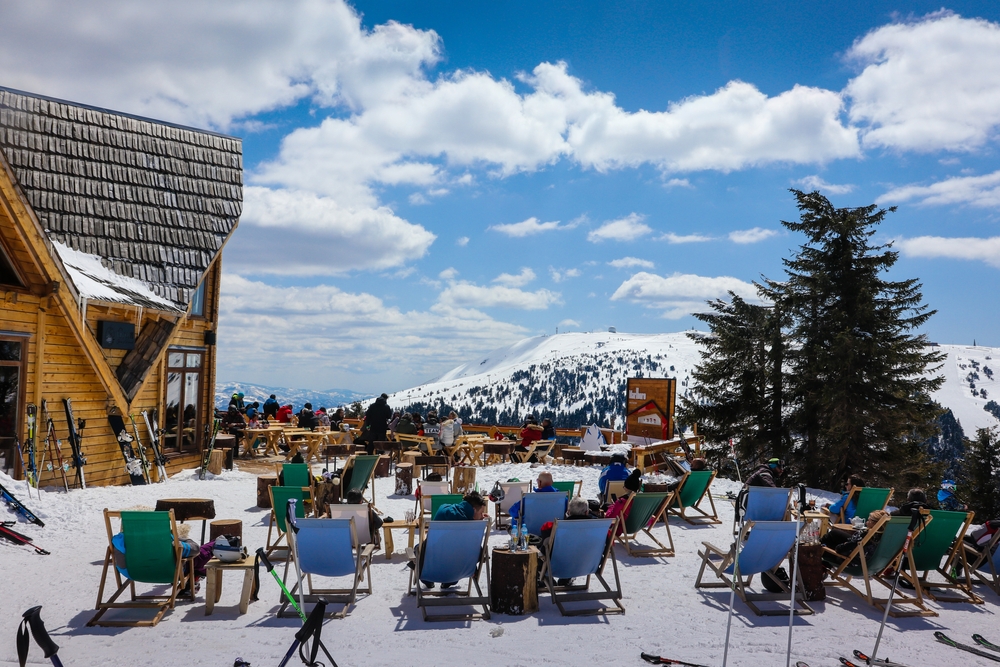 DETALJNI CENOVNIK SA SKI STAZA KOPAONIKA Kuvano vino do 500, pljeskavica do 1.500 dinara...