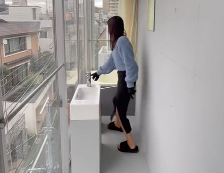 Izdaju stan bez ijedne sobe, wc je na terasi - i to košta 740 evra! (VIDEO)