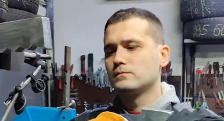 MORA DA UMASTI RUKE, ALI SE ISPLATI Aleksandar je diplomu ekonomiste okačio na zid, pa se latio teškog zanata