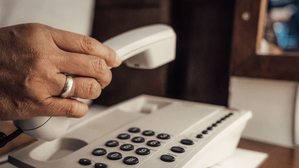 KO KAŽE DA SE VIŠE NE KORISTI? Skoro dva miliona Srba "okreće" fiksni telefon