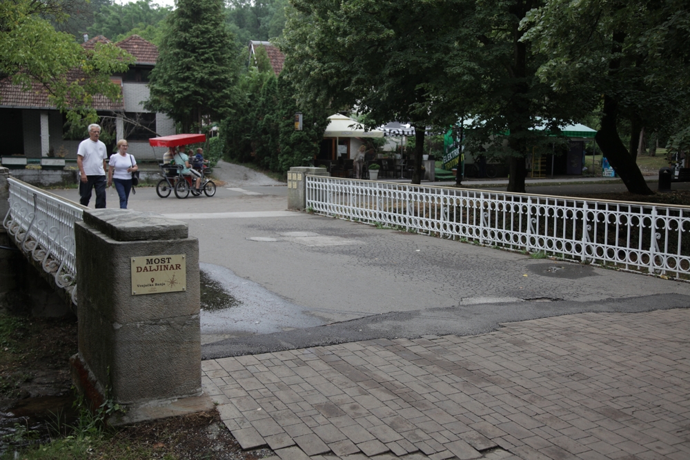 RUČAK ZA DVOJE 1.500, KAFA 100 DINARA Osim što je idealno za odmor u Srbiji, i cene su pristupačne