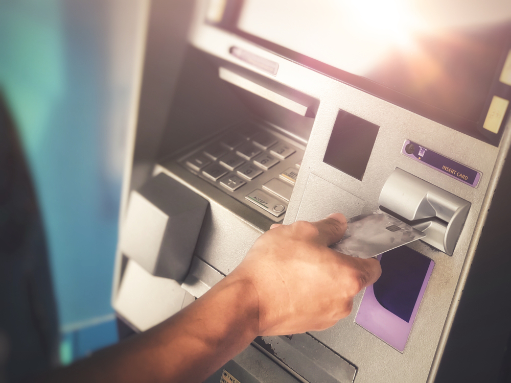 KIŠA PARA - IZ BANKOMATA! Pukao sistem, klijenti uzimali koliko su hteli