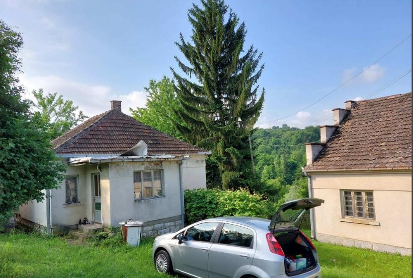 OD VALJEVA NA 30 KILOMETARA Prodaju se dve parcele od 38 ari, a reka odmah pored dvorišta  za 13.000 evra
