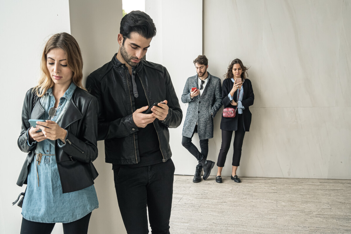 SVI BI HTELI SVOJ BIZNIS Ne žele da rade, a traže samo mobilni telefon i slobodu