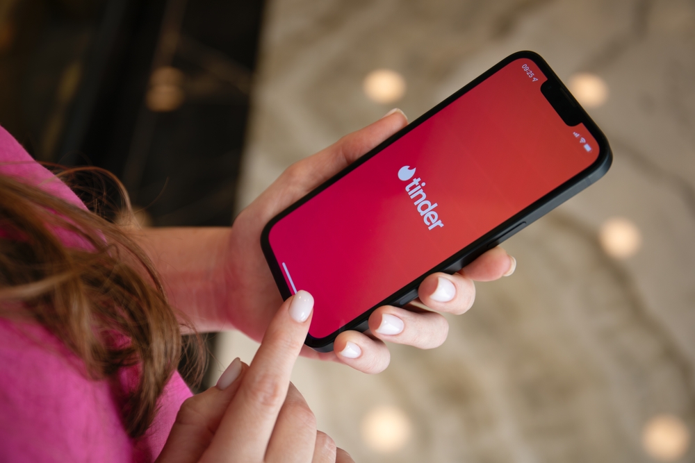 Nije svejedno kad ideš na sastanak sa potpunim neznancem - Tinder uvodi novu opciju