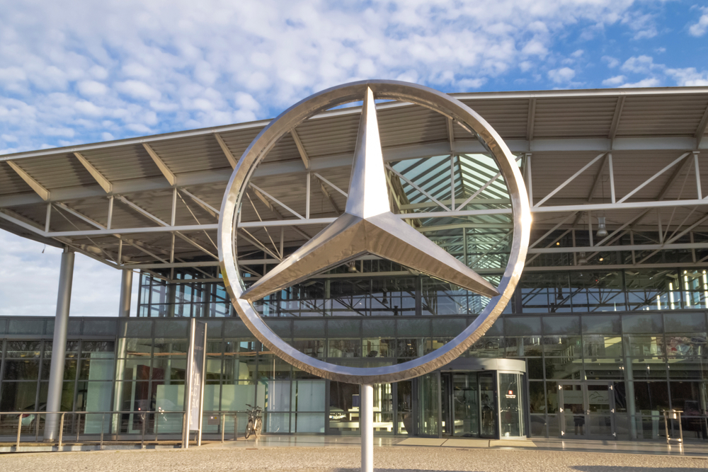 Masovne demonstracije u Nemačkoj - Mercedes prodaje svoje salone