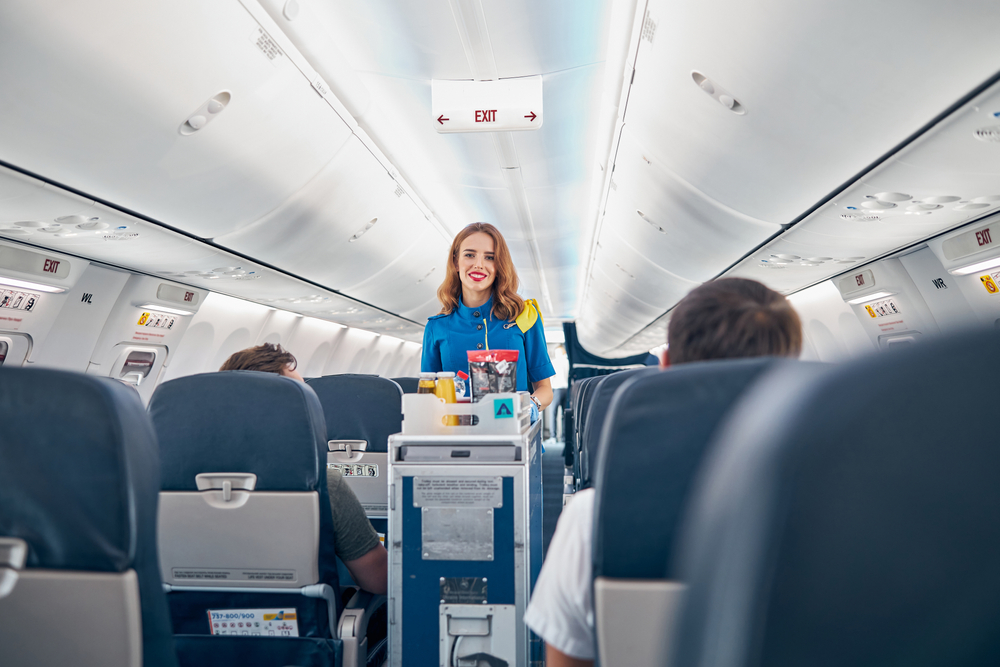 Pijete alkohol tokom leta avionom? To nikako nije dobro, stručnjaci objašnjavaju zašto