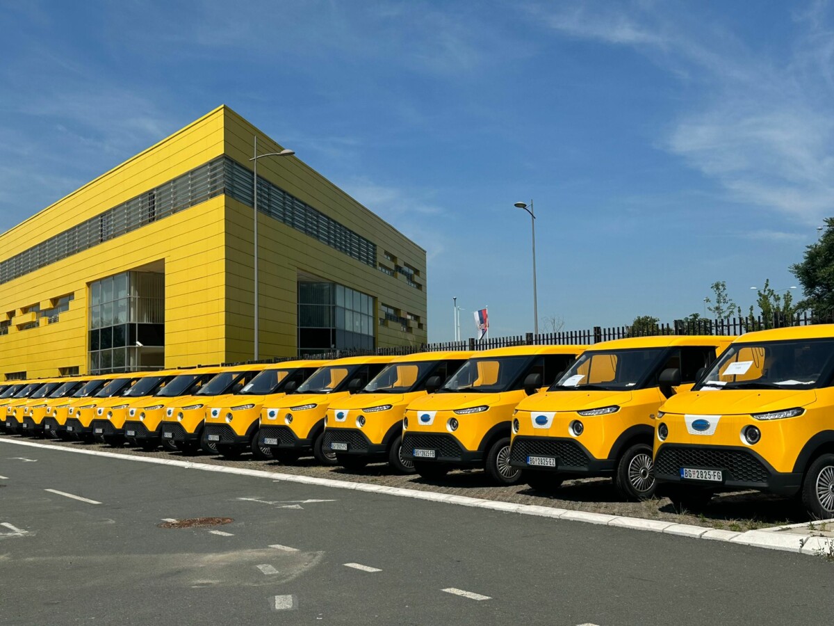 KLJUČEVI SU URUČENI Novih 95 električnih vozila u Pošti Srbije - za ekspresnu dostavu uz zaštitu sredine