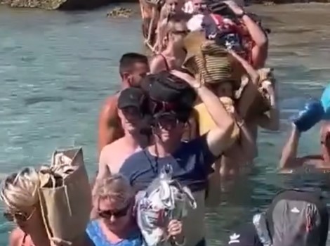 NEVEROVATAN SNIMAK Turisti u Grčkoj plivaju do trajekta (VIDEO)