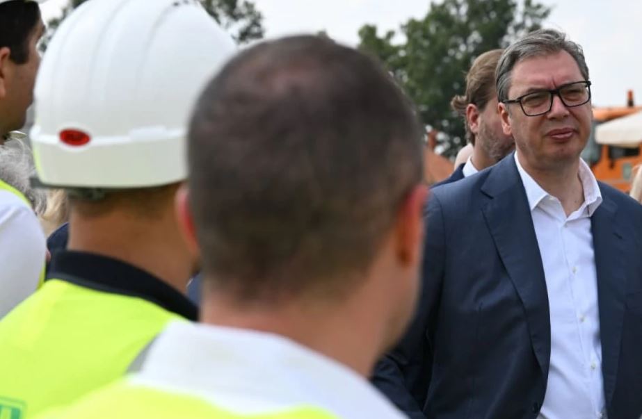 Vučić je pitao koliko može da ide nova panda, a onda se i provozao najnovijim modelom (VIDEO)
