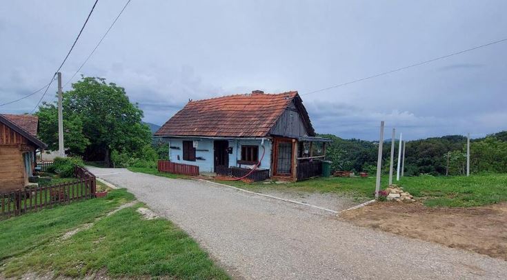 "VI NISTE NORMALNI, OVO JE RUPA BEZ DNA" Prodaje se kuća bez vode i struje, cena razbesenela građane (FOTO)