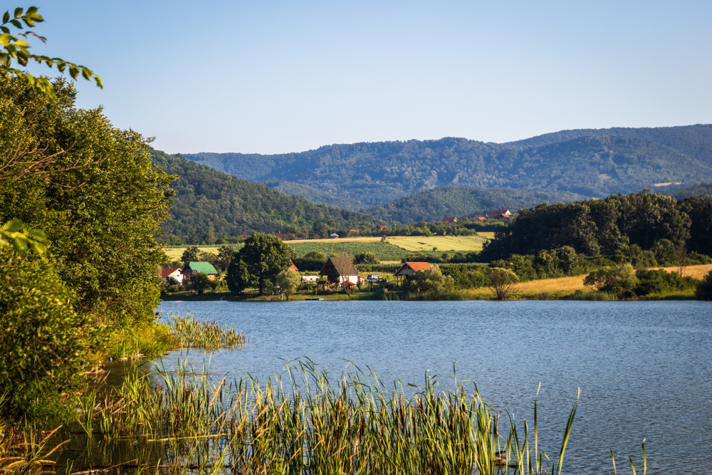 ODMAH USELJIVA, TIK UZ JEZERO Prodaje se velika kuća u blizini Valjeva - 98 ari i celo imanje za samo 32.500 evra