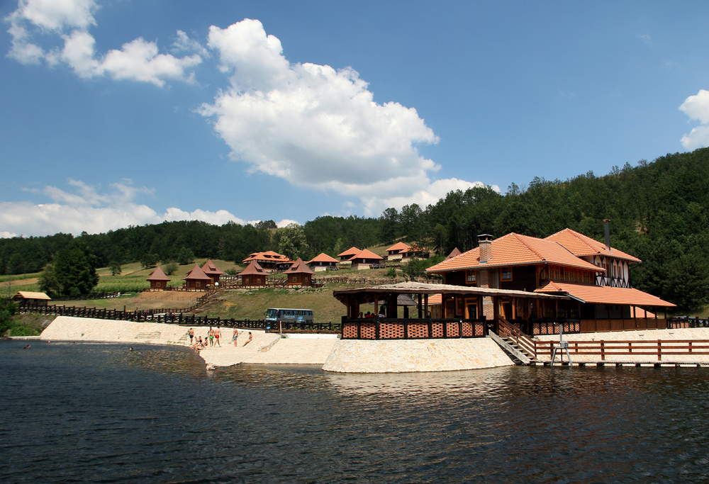Srpsko jezero, čisto kao suza, a ulaz 200 dinara - ima ljudi koji dolaze svakog dana