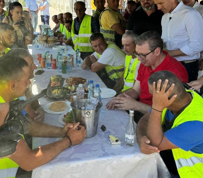 NISU OČEKIVALI PREDSEDNIKA SRBIJE Radnici Ekspa sedeli sa Vučićem, na stolu važne teme (FOTO)